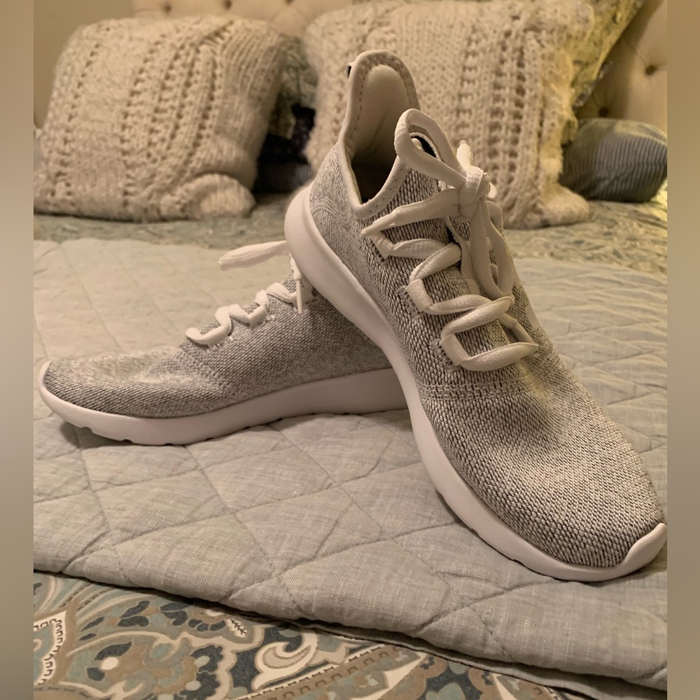 Like New Women’s Adidas Cloudfoam Sneaker - Picture 2 of 15